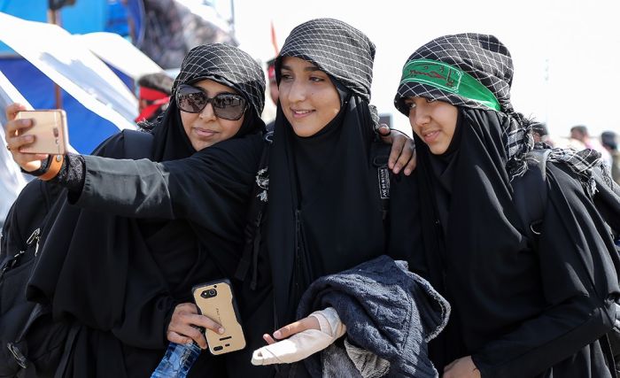 حضور دانشجویان دختر ایرانی در مراسم اربعین