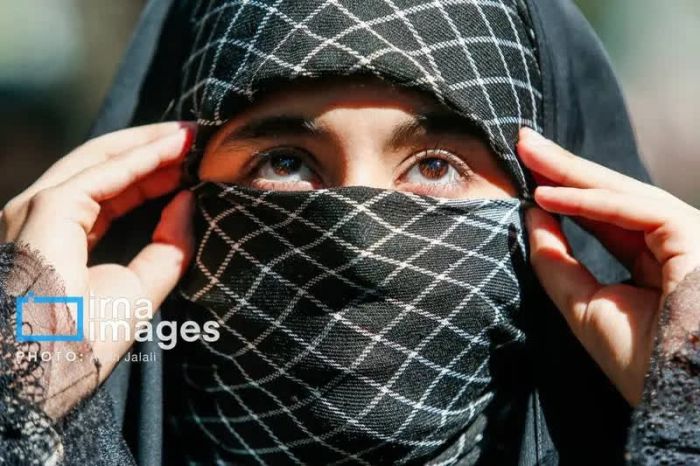 حضور دختری با چفیه در تجمع دانش‌آموزان تهران در محکومیت جنایت صهیونیست‌ها و شهادت سید حسن نصرالله