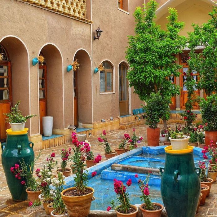 حیاط اقامتگاه بوم‌گردی صالحی اصفهان