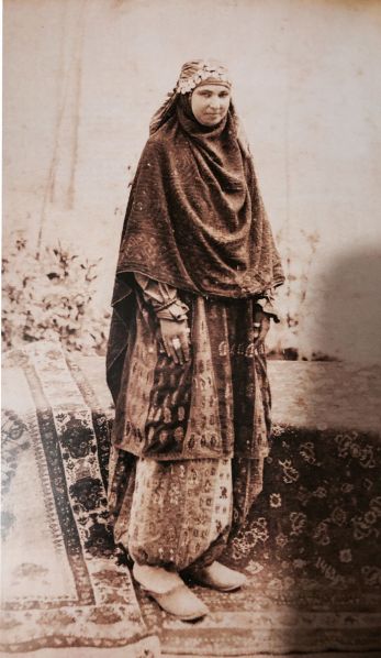 پرونده:Banooye-zartoshti.jpg