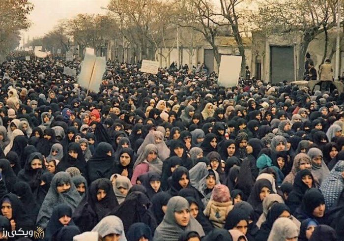 راهپیمایی زنان شهر زنجان در دوران انقلاب سال ۱۳۵۷ش