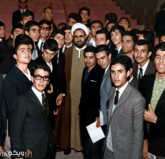 مرتضی مطهری در حلقه دانشجویان