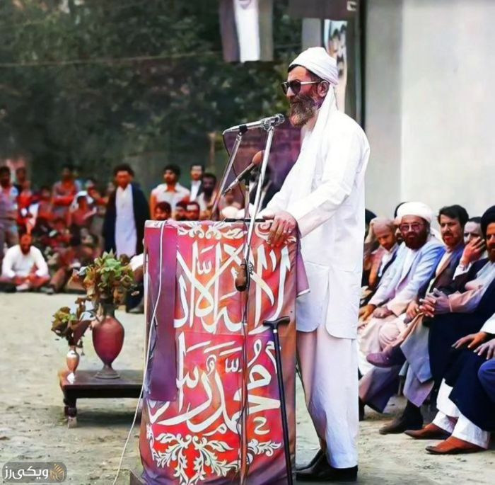 رهبر انقلاب با لباس بلوچی در سفر استانی سیستان‌و‌بلوچستان ۱۰ فروردین ۱۳۶۵شی