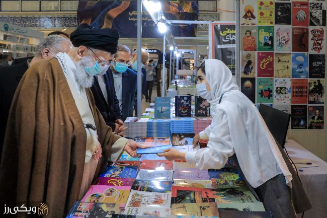 حجاب متفاوت دختر غرفه‌دار مقابل آیت‌الله خامنه‌ای در نمایشگاه کتاب
