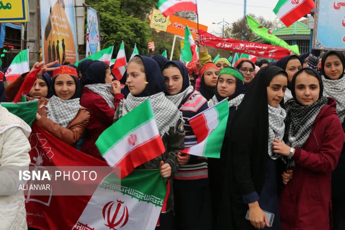 دختران دانشآموز اردبیلی در راهپیمایی ۱۳ آبان ۱۳۹۸